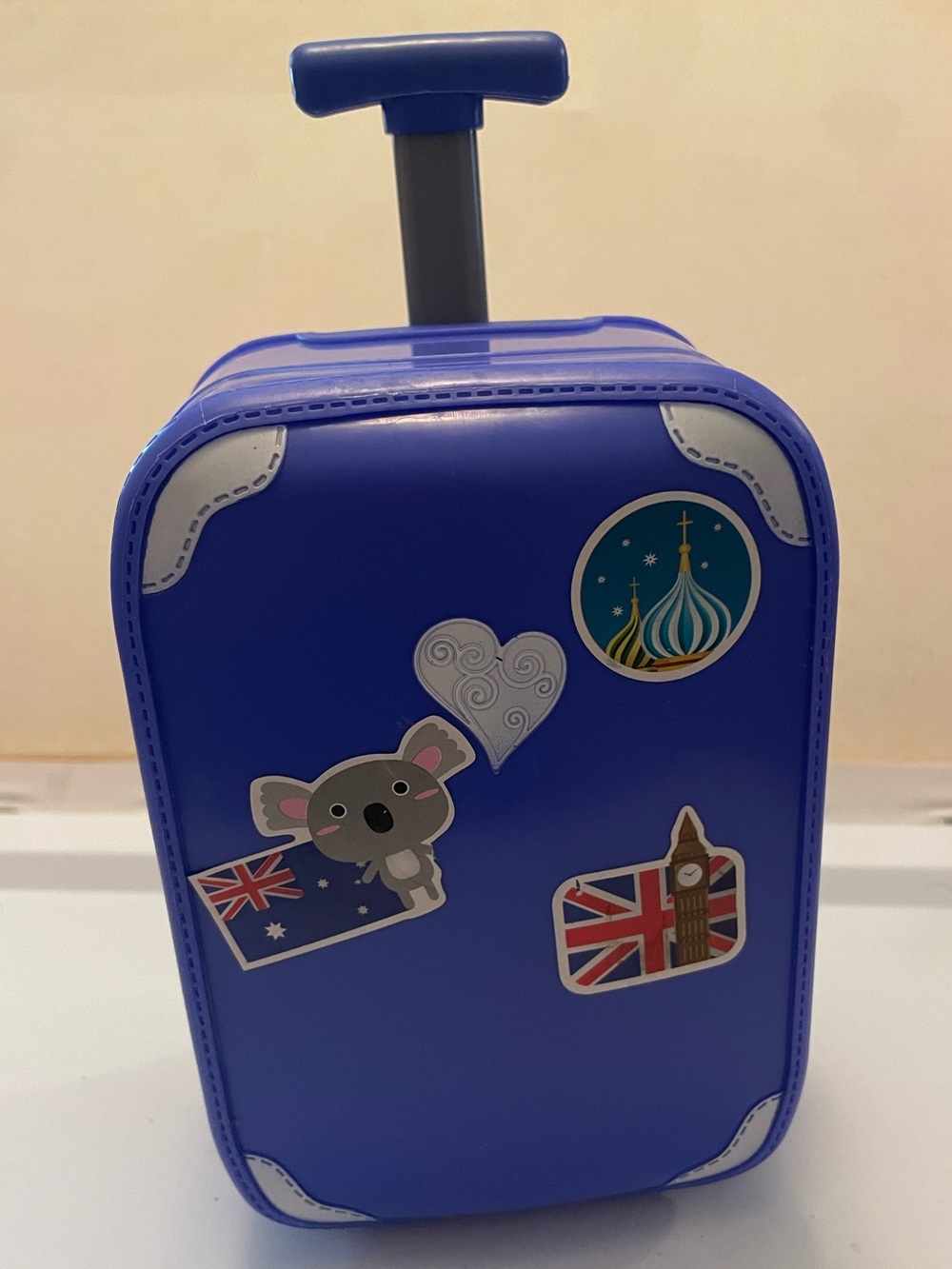Our Generation Blue Rolling Suitcase toy For 18 Doll handle works and it opens.